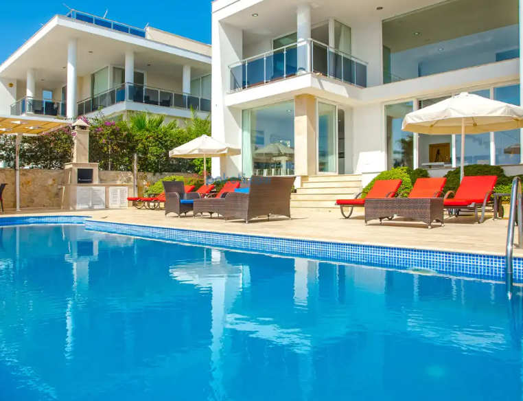 Services - villa concierge chef serving dinner